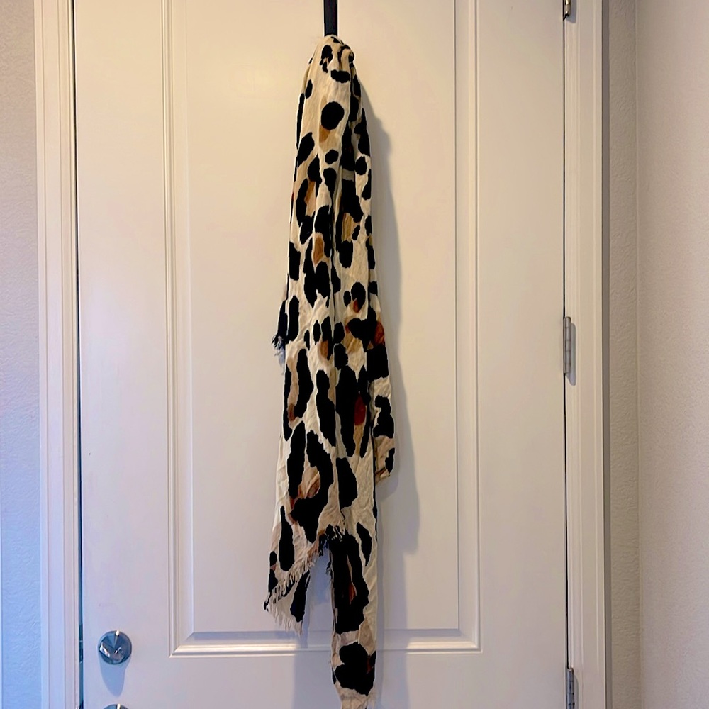 Vince Camuto leopard scarf OS GUC